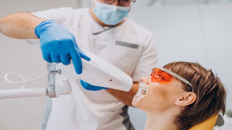 Détartrage dentaire à domicile ou nettoyage professionnel : quel est le meilleur choix pour vos dents ?