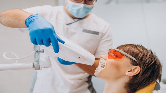 Détartrage dentaire à domicile ou nettoyage professionnel : quel est le meilleur choix pour vos dents ?